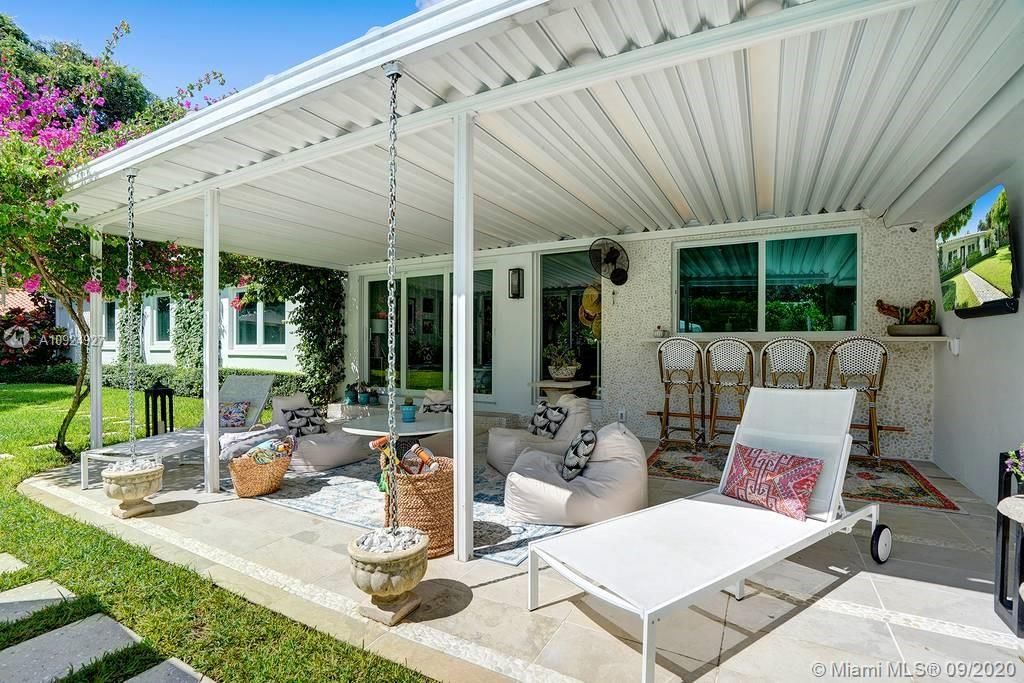 Pergola with outside bar/counter