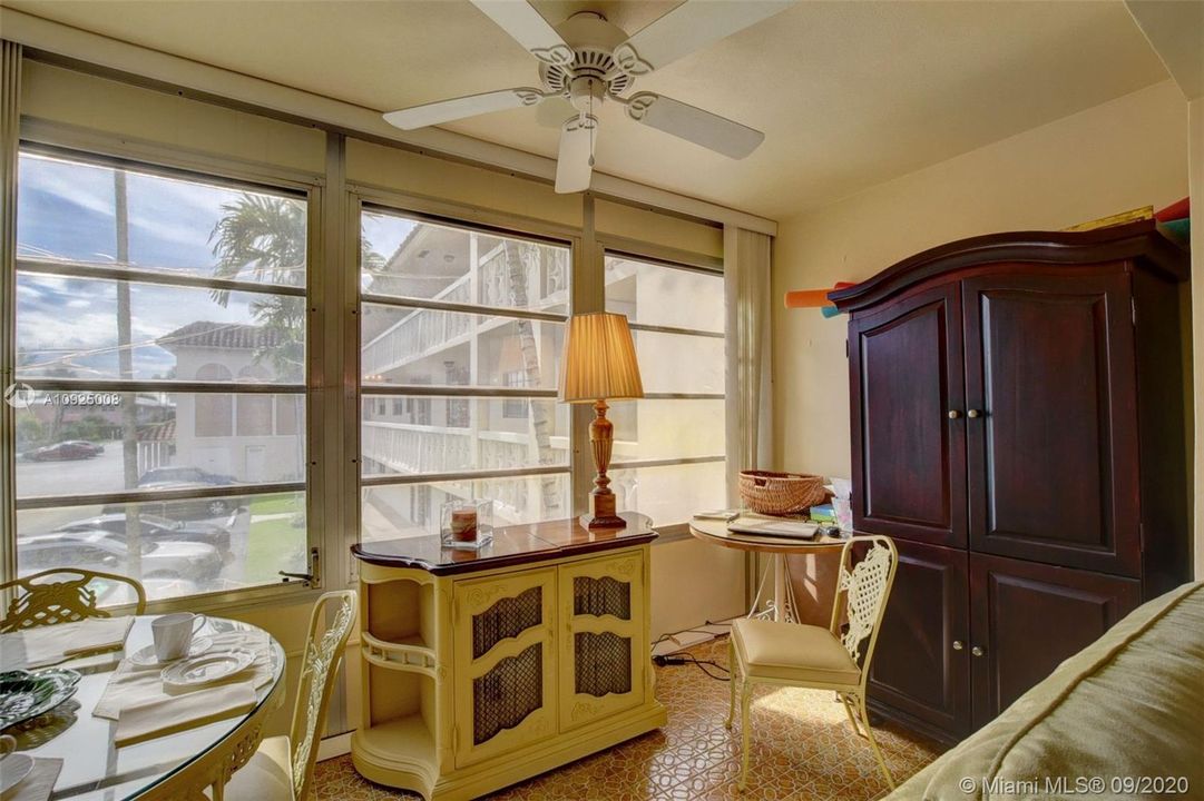 Vendido Recientemente: $139,900 (2 camas, 1 baños, 938 Pies cuadrados)