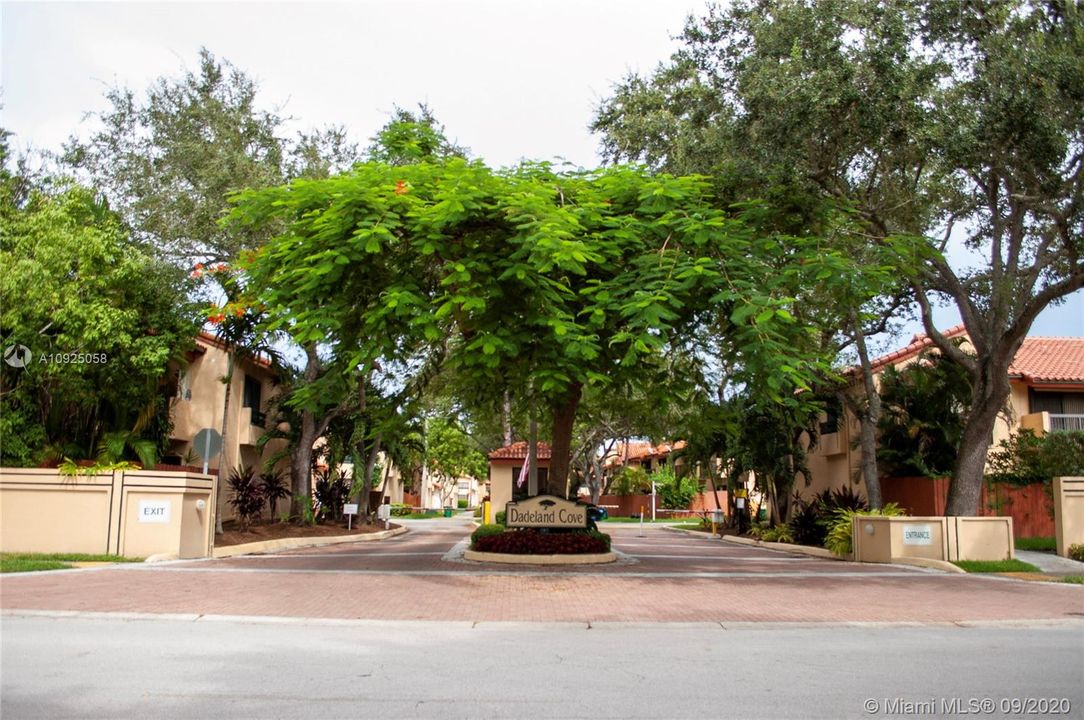 最近售出: $295,000 (2 贝兹, 1 浴室, 1152 平方英尺)