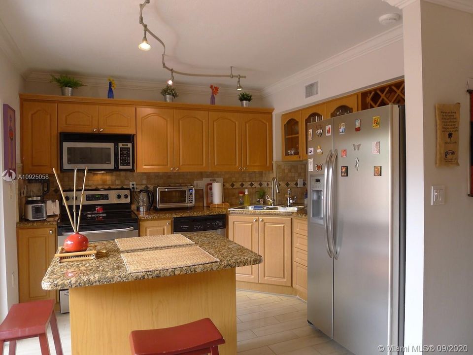 最近售出: $295,000 (2 贝兹, 1 浴室, 1152 平方英尺)