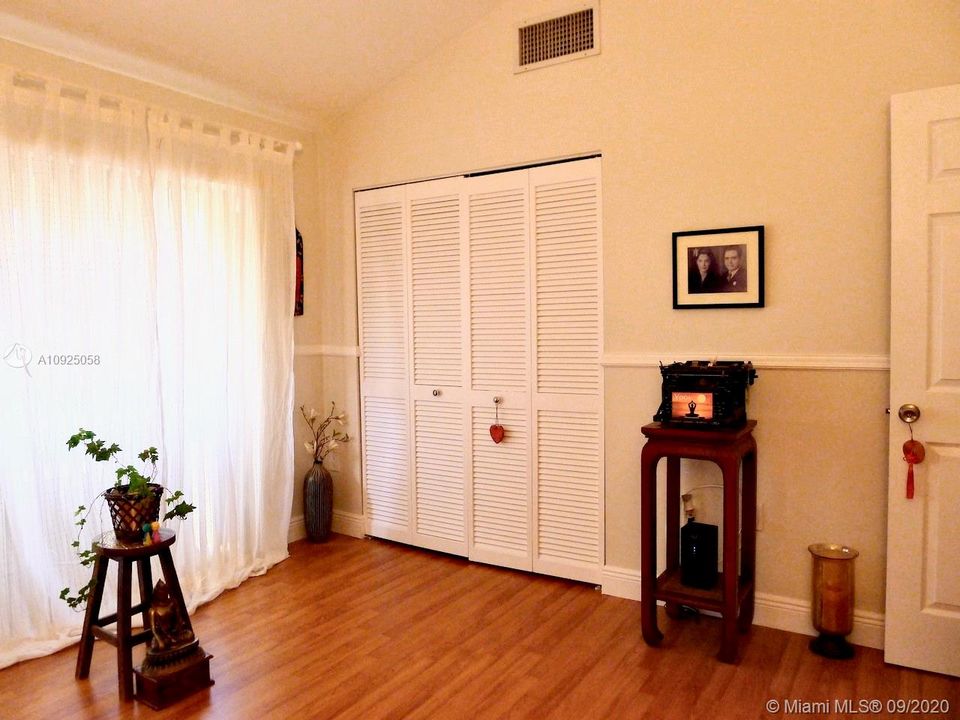 最近售出: $295,000 (2 贝兹, 1 浴室, 1152 平方英尺)