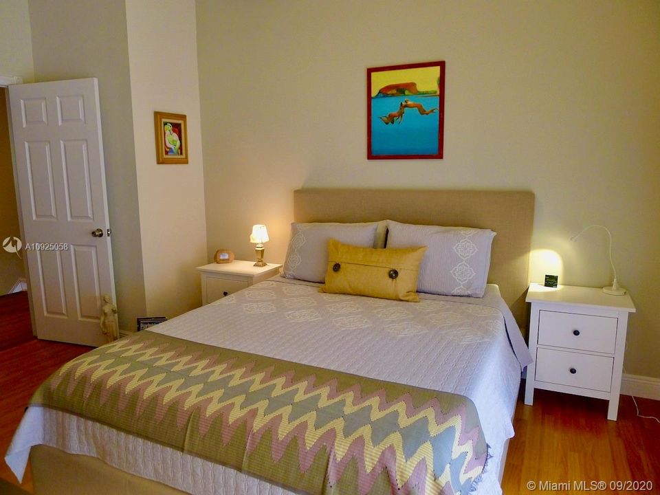 最近售出: $295,000 (2 贝兹, 1 浴室, 1152 平方英尺)