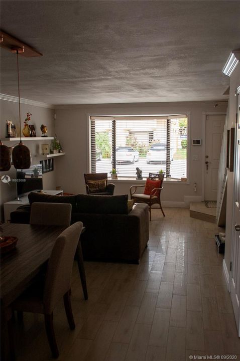 最近售出: $295,000 (2 贝兹, 1 浴室, 1152 平方英尺)