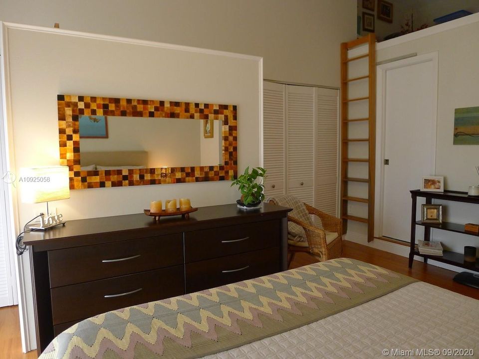 最近售出: $295,000 (2 贝兹, 1 浴室, 1152 平方英尺)