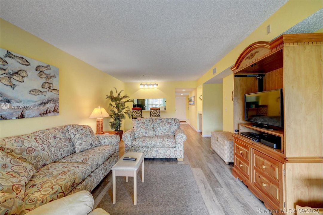 Vendido Recientemente: $210,000 (2 camas, 2 baños, 1178 Pies cuadrados)