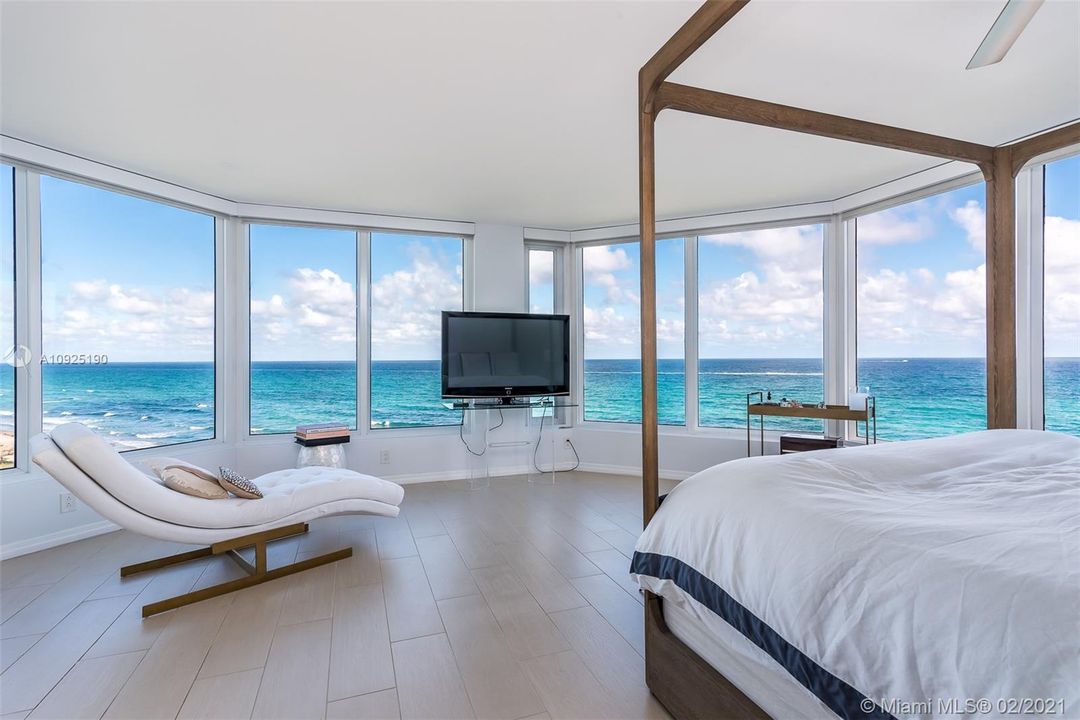 MASTER BEDROOM WITH PANORAMIC VIEWS OF OCEAN