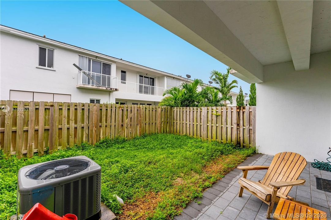 最近售出: $320,000 (3 贝兹, 2 浴室, 1564 平方英尺)