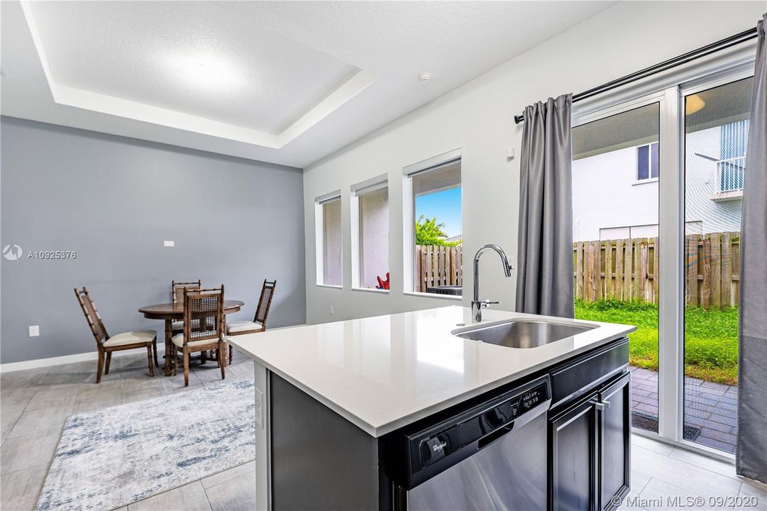 最近售出: $320,000 (3 贝兹, 2 浴室, 1564 平方英尺)