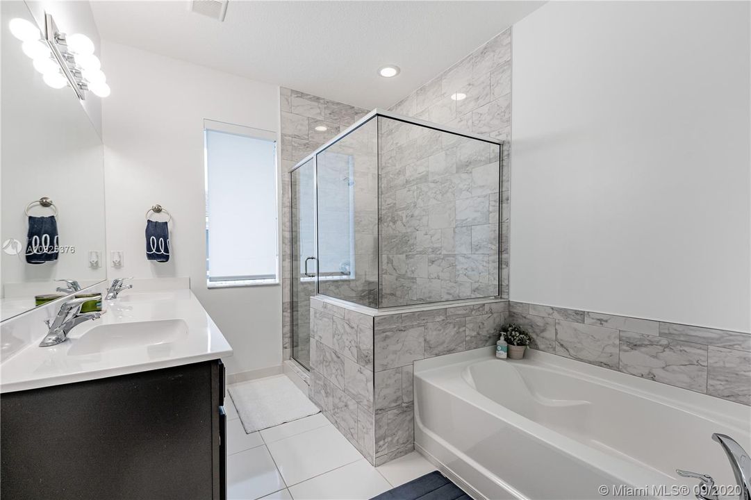 最近售出: $320,000 (3 贝兹, 2 浴室, 1564 平方英尺)