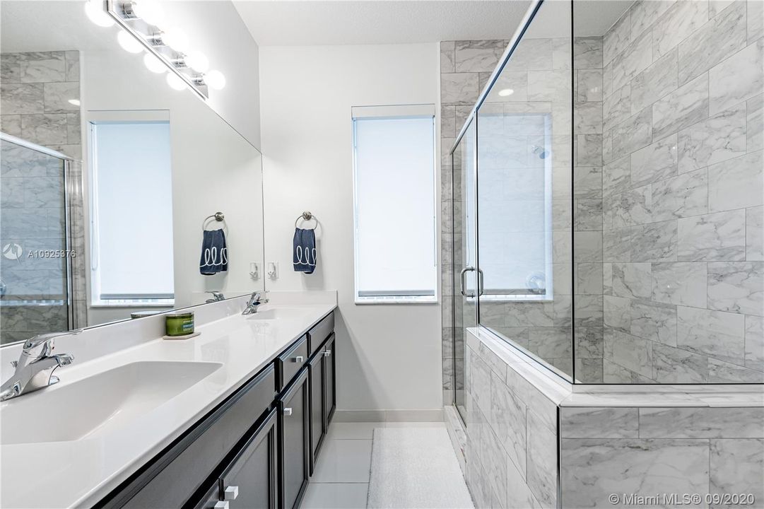 最近售出: $320,000 (3 贝兹, 2 浴室, 1564 平方英尺)