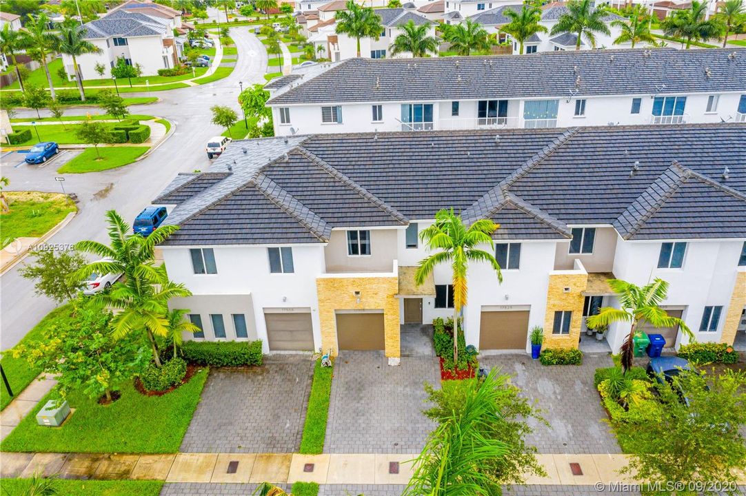 最近售出: $320,000 (3 贝兹, 2 浴室, 1564 平方英尺)