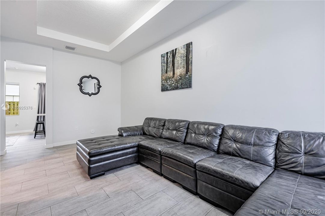 最近售出: $320,000 (3 贝兹, 2 浴室, 1564 平方英尺)