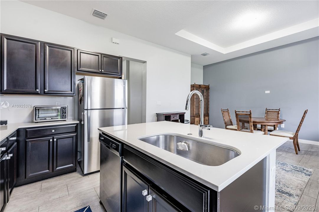 最近售出: $320,000 (3 贝兹, 2 浴室, 1564 平方英尺)