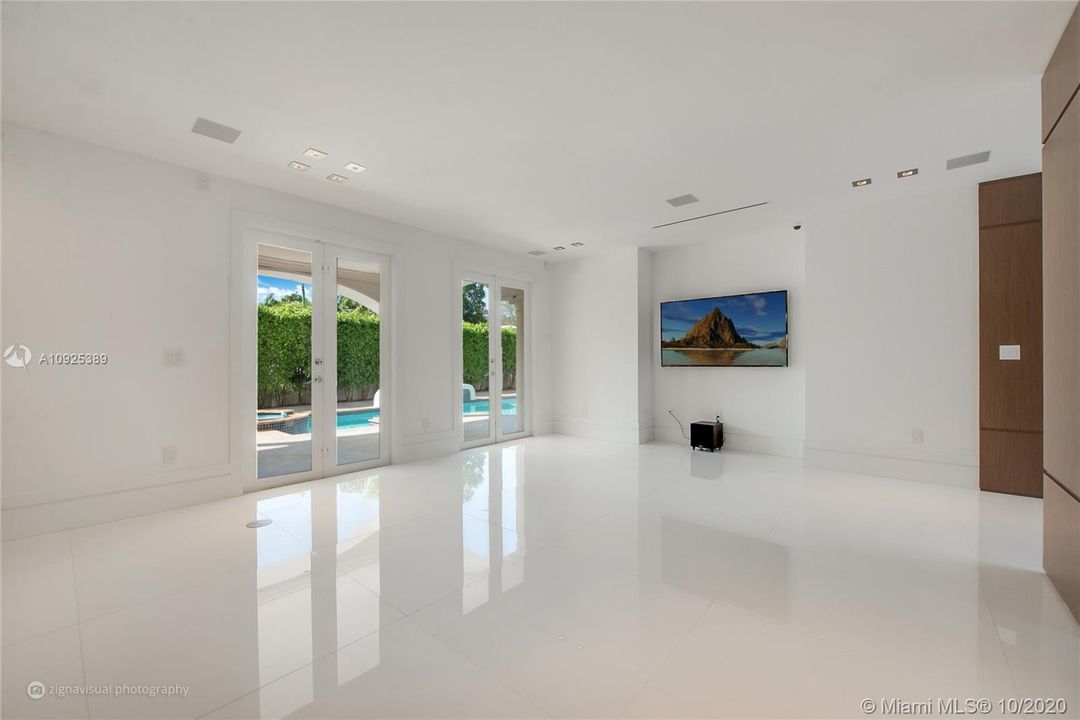 Recently Sold: $4,245,000 (7 beds, 7 baths, 6380 Square Feet)