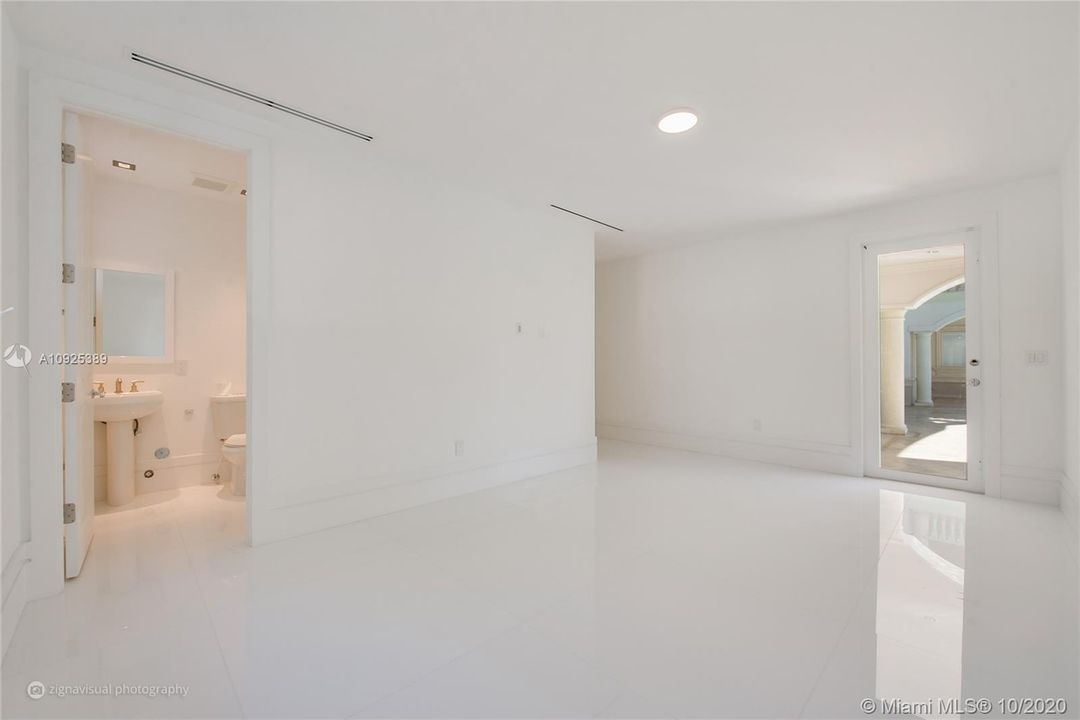 Recently Sold: $4,245,000 (7 beds, 7 baths, 6380 Square Feet)