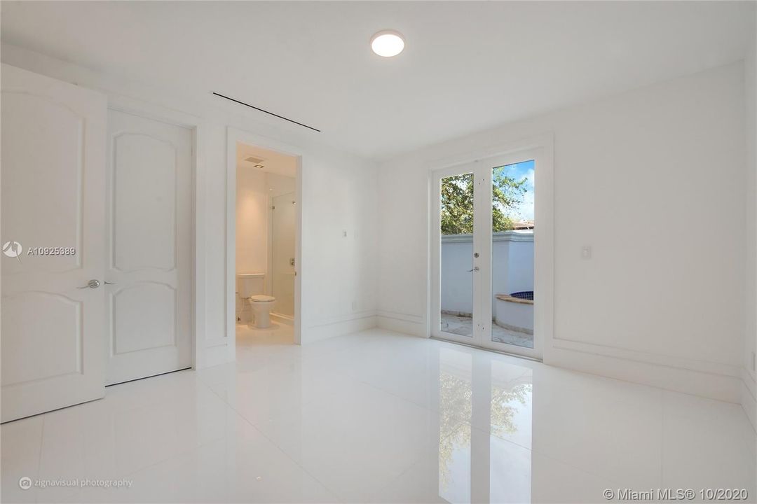 Recently Sold: $4,245,000 (7 beds, 7 baths, 6380 Square Feet)