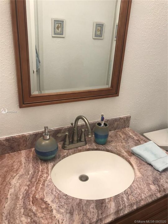 Vendido Recientemente: $163,000 (2 camas, 2 baños, 1000 Pies cuadrados)
