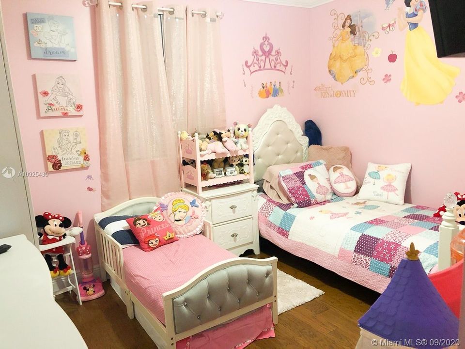 最近售出: $459,000 (3 贝兹, 2 浴室, 2090 平方英尺)