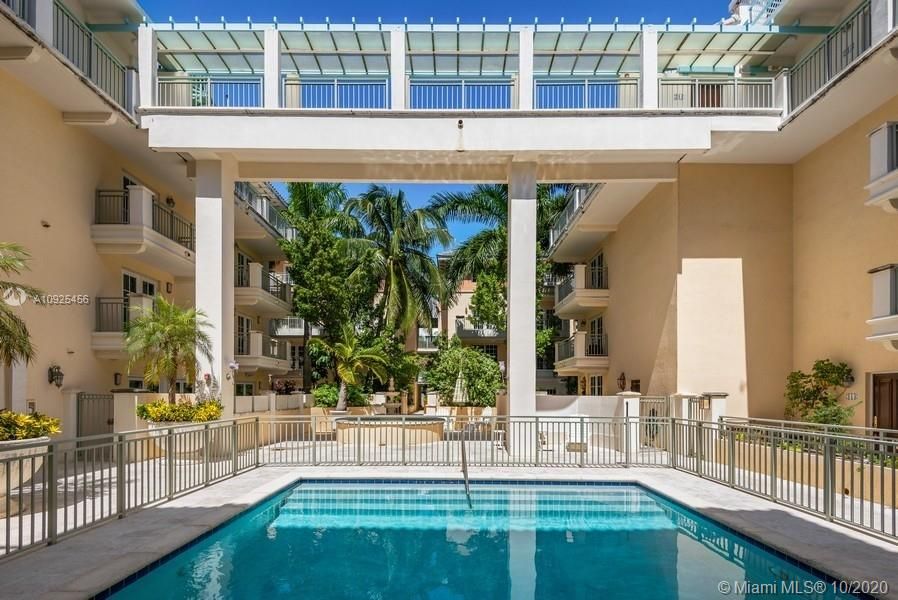 Recently Sold: $695,000 (2 beds, 2 baths, 1140 Square Feet)