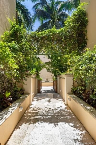 Recently Sold: $695,000 (2 beds, 2 baths, 1140 Square Feet)