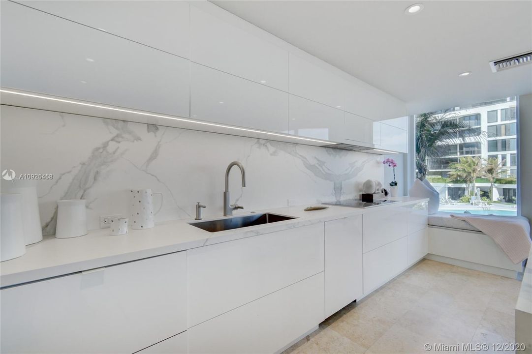 Recently Sold: $2,099,000 (2 beds, 2 baths, 2244 Square Feet)