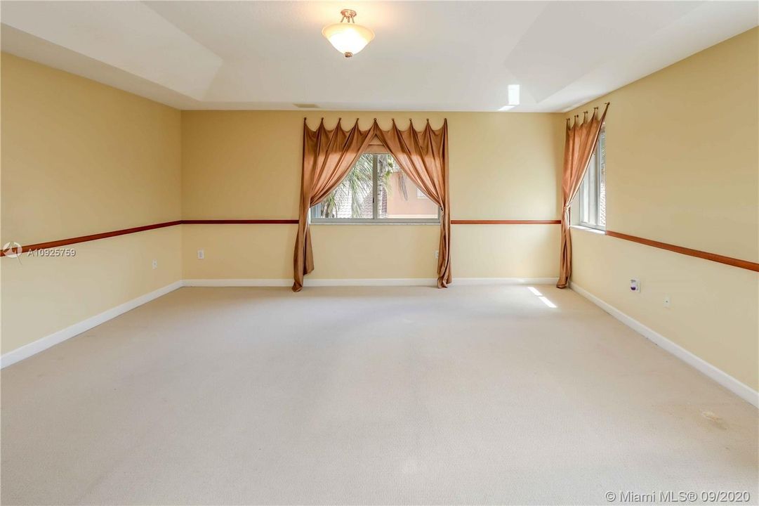 Vendido Recientemente: $659,000 (5 camas, 3 baños, 3206 Pies cuadrados)