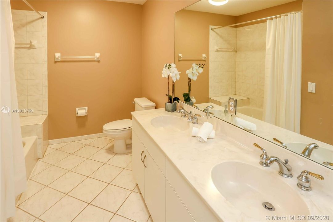 Vendido Recientemente: $659,000 (5 camas, 3 baños, 3206 Pies cuadrados)