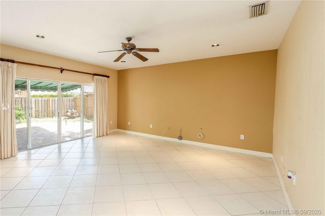 Vendido Recientemente: $659,000 (5 camas, 3 baños, 3206 Pies cuadrados)
