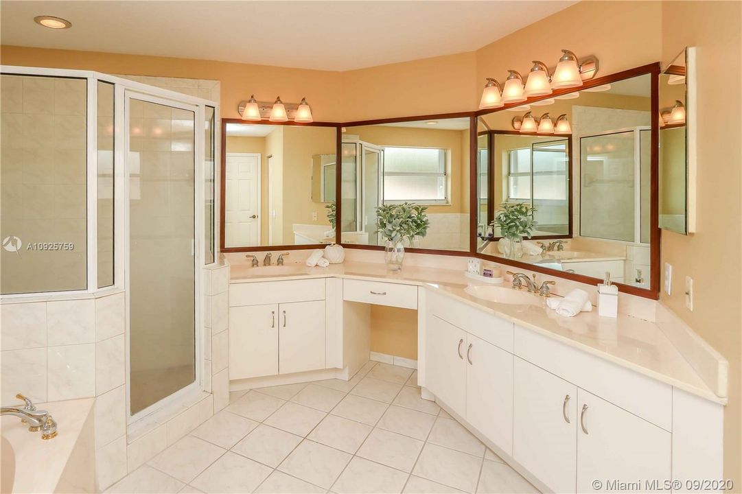 Vendido Recientemente: $659,000 (5 camas, 3 baños, 3206 Pies cuadrados)