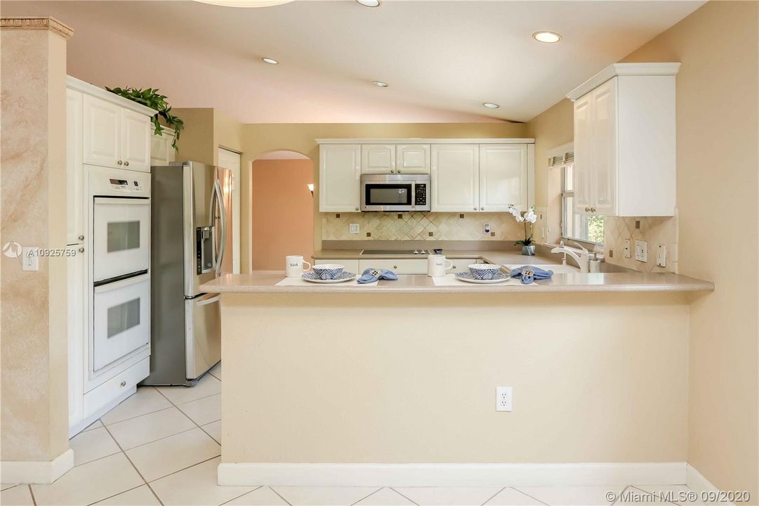 Vendido Recientemente: $659,000 (5 camas, 3 baños, 3206 Pies cuadrados)