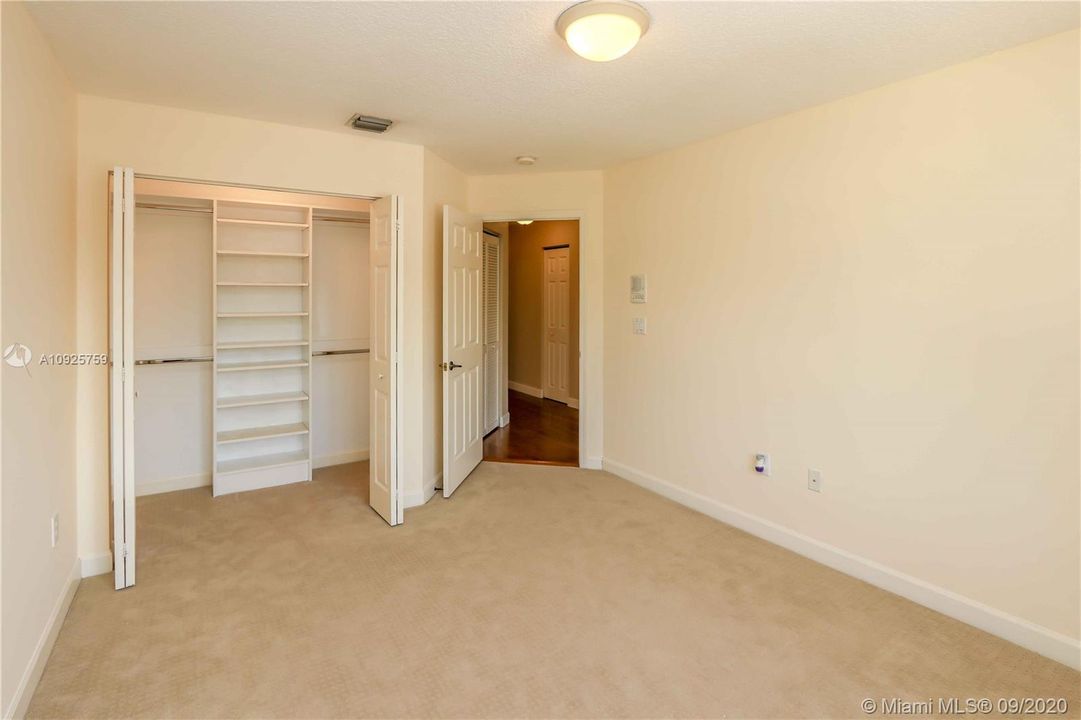 Vendido Recientemente: $659,000 (5 camas, 3 baños, 3206 Pies cuadrados)