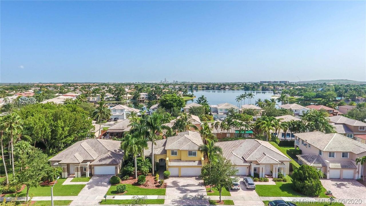 Vendido Recientemente: $659,000 (5 camas, 3 baños, 3206 Pies cuadrados)