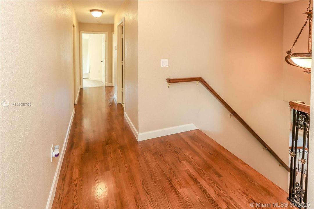 Vendido Recientemente: $659,000 (5 camas, 3 baños, 3206 Pies cuadrados)