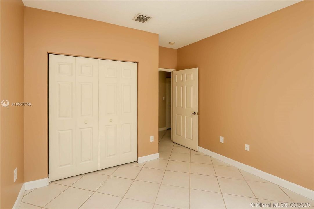 Vendido Recientemente: $659,000 (5 camas, 3 baños, 3206 Pies cuadrados)