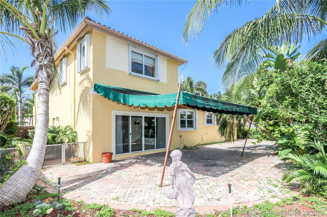 Vendido Recientemente: $659,000 (5 camas, 3 baños, 3206 Pies cuadrados)