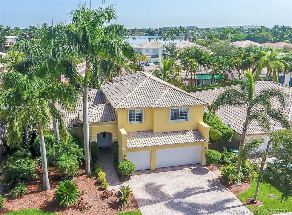 Vendido Recientemente: $659,000 (5 camas, 3 baños, 3206 Pies cuadrados)