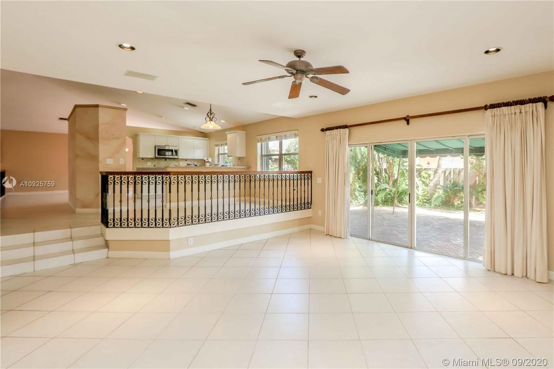 Vendido Recientemente: $659,000 (5 camas, 3 baños, 3206 Pies cuadrados)
