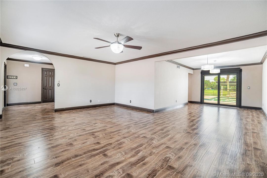 Недавно продано: $605,000 (5 спален, 2 ванн, 2748 Квадратных фут)