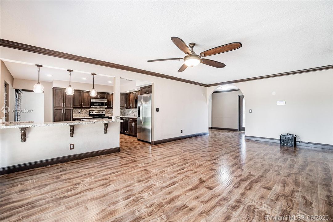 Недавно продано: $605,000 (5 спален, 2 ванн, 2748 Квадратных фут)