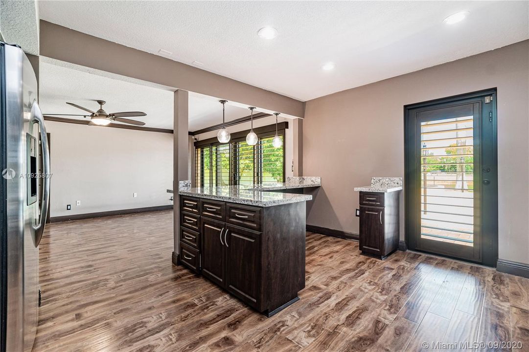 Недавно продано: $605,000 (5 спален, 2 ванн, 2748 Квадратных фут)