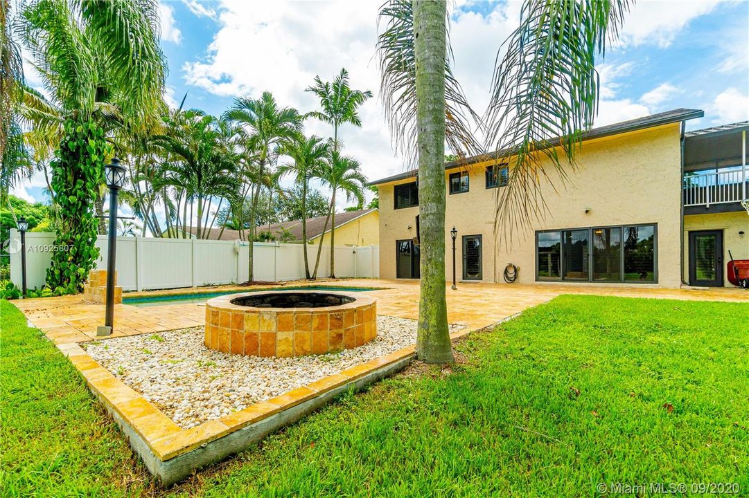 Недавно продано: $605,000 (5 спален, 2 ванн, 2748 Квадратных фут)