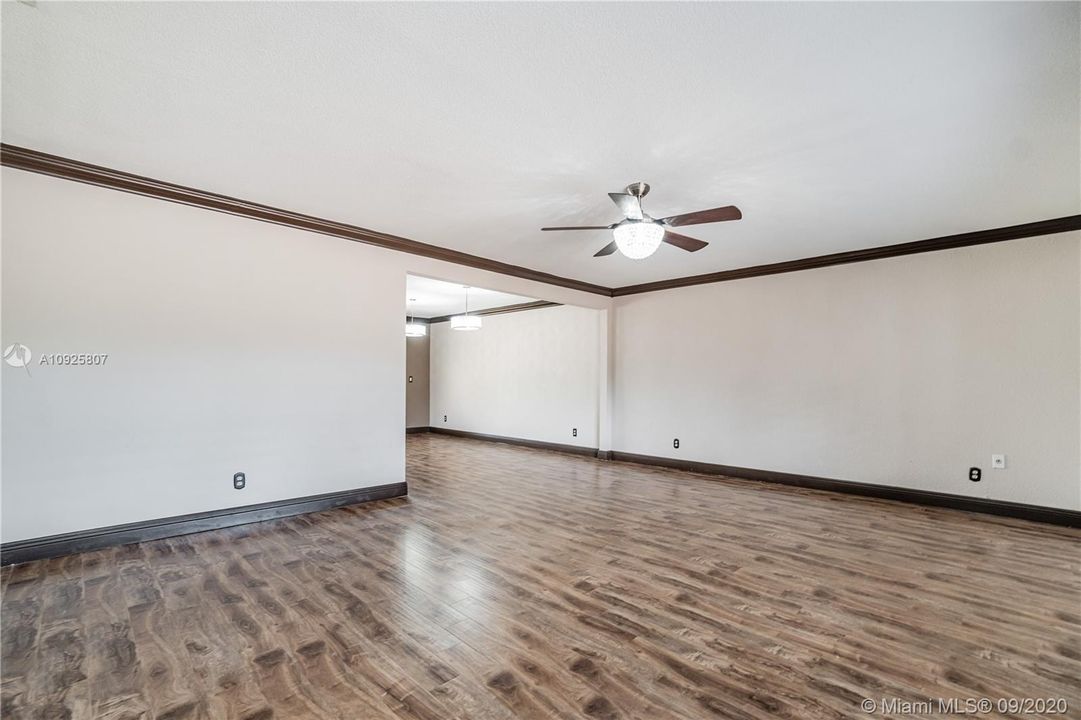 Недавно продано: $605,000 (5 спален, 2 ванн, 2748 Квадратных фут)