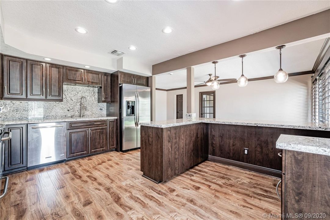 Недавно продано: $605,000 (5 спален, 2 ванн, 2748 Квадратных фут)