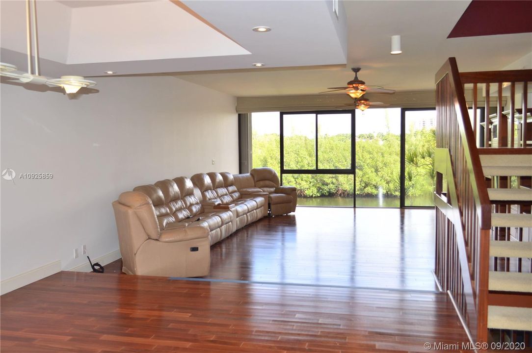 Vendido Recientemente: $849,900 (3 camas, 4 baños, 2801 Pies cuadrados)