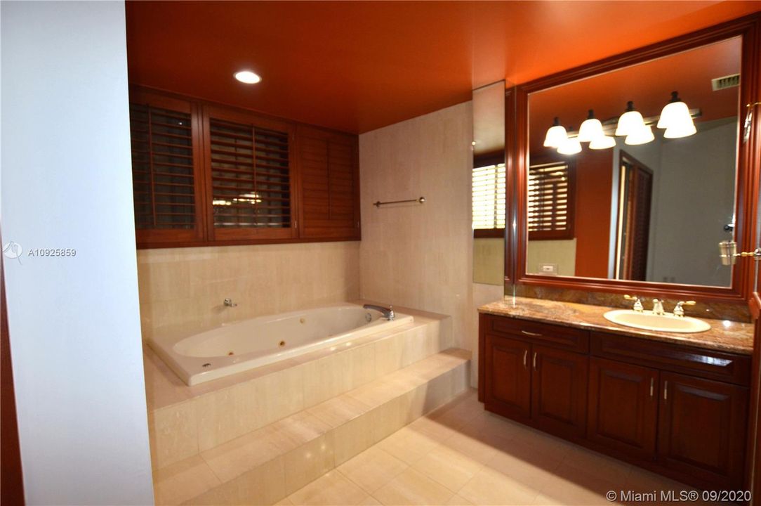 Vendido Recientemente: $849,900 (3 camas, 4 baños, 2801 Pies cuadrados)