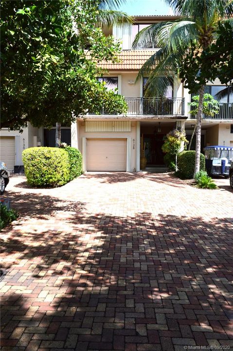 Vendido Recientemente: $849,900 (3 camas, 4 baños, 2801 Pies cuadrados)