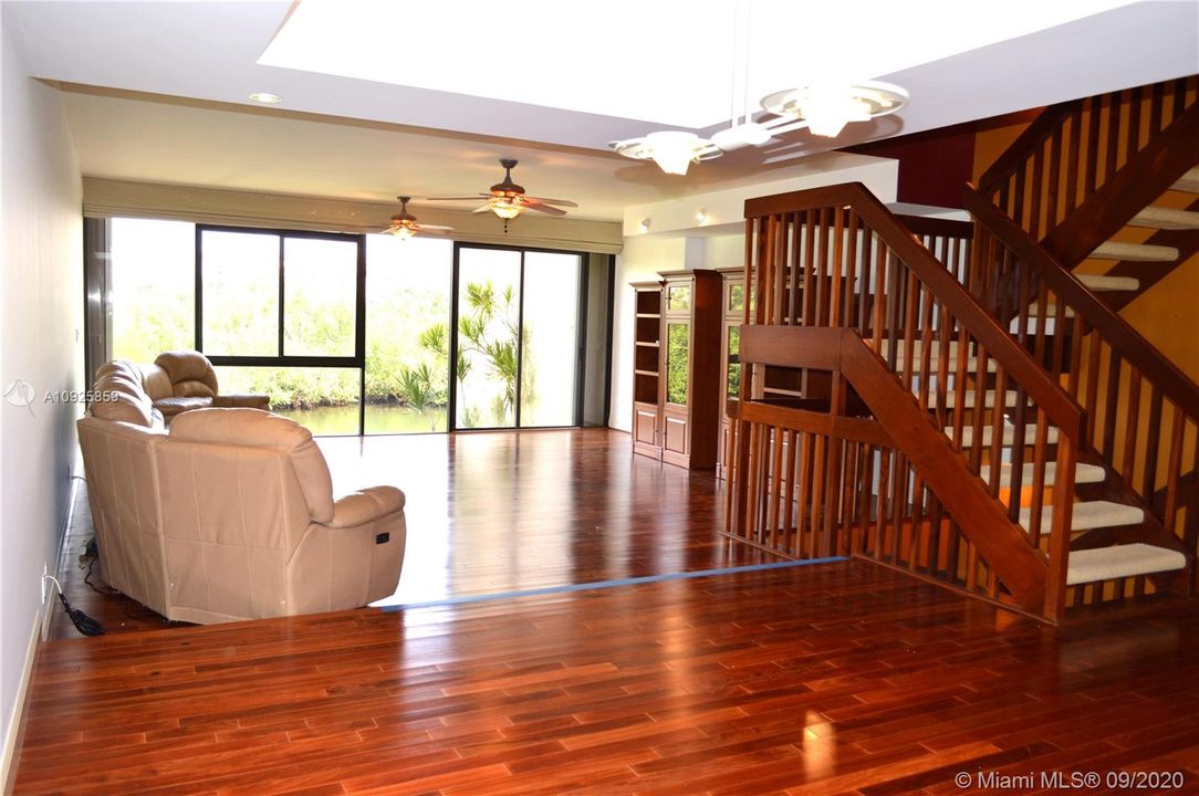 Vendido Recientemente: $849,900 (3 camas, 4 baños, 2801 Pies cuadrados)