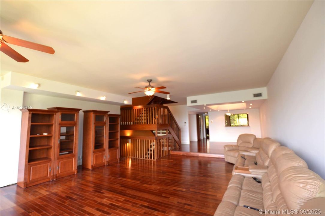 Vendido Recientemente: $849,900 (3 camas, 4 baños, 2801 Pies cuadrados)