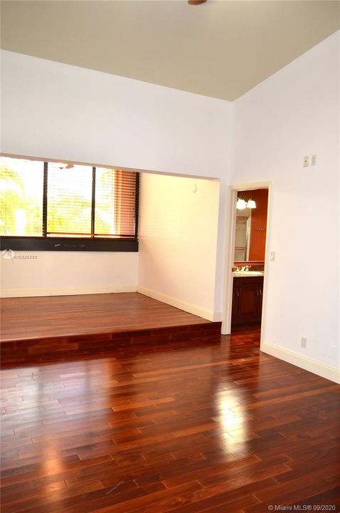 Vendido Recientemente: $849,900 (3 camas, 4 baños, 2801 Pies cuadrados)