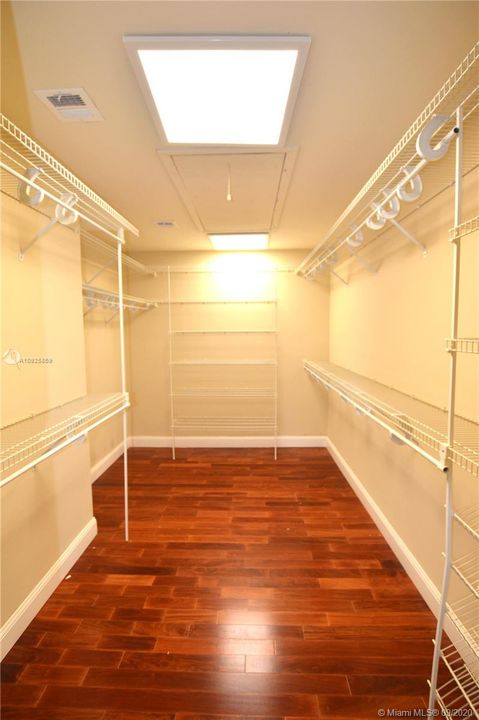 Vendido Recientemente: $849,900 (3 camas, 4 baños, 2801 Pies cuadrados)